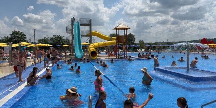 22.982 de suceveni, la ștrandul municipalității de la Ițcani, în acest an. Viceprimarul Harșovschi speră că proiectul aquapark-ului va fi continuat (Foto)