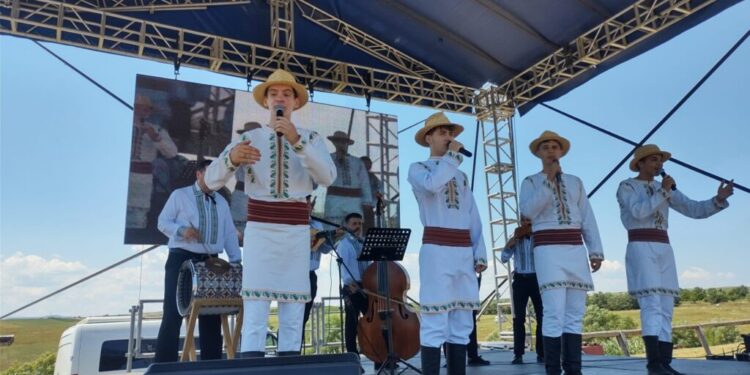 ”Codrenii”, din Republica Moldova, primul spectacol la Suceava. Ansamblul este format din 12 profesioniști cu vîrste cuprinse între 20 și 35 de ani