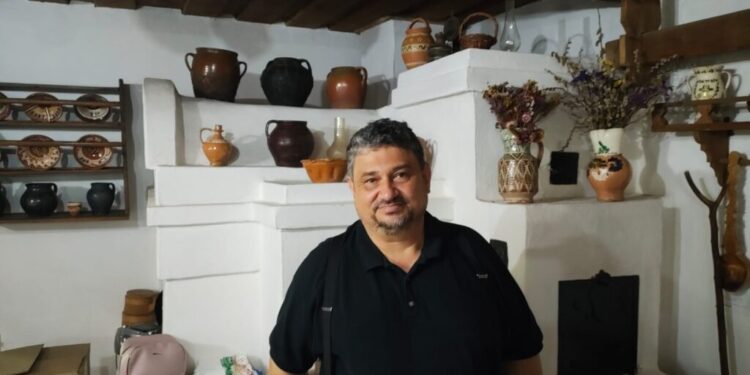 Cetatea de Scaun ”trimite” vizitatori și la Muzeul Satului Bucovinean. Emil Ursu: Este normal – peste tot în lume un monument istoric atrage și poate deveni, să spun așa, distribuitor de vizite