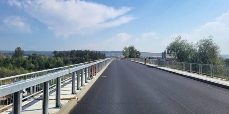 Axialul Dolhasca – Dărmănești, aproape de finalizare. Acum de la Stroiești la Todirești se fac numai 10 minute (Foto)
