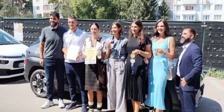 Canotorii suceveni medaliați la Jocurile Olimpice de la Paris au fost premiați de Gheorghe Flutur. S-au oferit titluri de cetățen de onoare al județului și cîte 20.000 de lei pentru medaliile de aur și cîte 10.000 de lei pentru cele de argint (Foto)