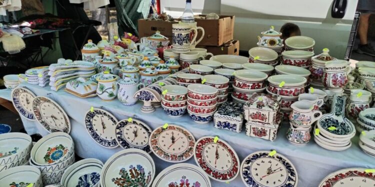 Ceramiști din toată țara, la Rădăuți. Pe bulevardul principal sînt prezenți și meșteri populari cu cusături populare, sticlărie, pielărie, sculptură în lemn, împletituri, măști, icoane și ouă încondeiate