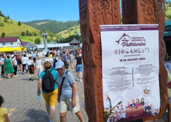 Grupuri de turiști de la București, Constanța și Călărași, la Ciocănești, special pentru festivalul păstrăvului. Comercianții au avut obligația de a vinde preparate din păstrăv