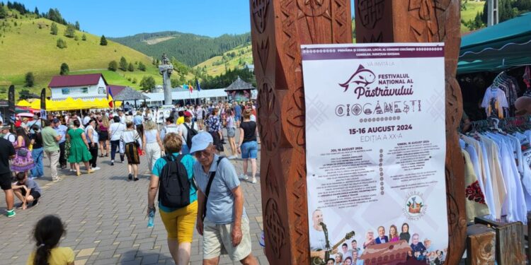 Grupuri de turiști de la București, Constanța și Călărași, la Ciocănești, special pentru festivalul păstrăvului. Comercianții au avut obligația de a vinde preparate din păstrăv