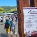 Grupuri de turiști de la București, Constanța și Călărași, la Ciocănești, special pentru festivalul păstrăvului. Comercianții au avut obligația de a vinde preparate din păstrăv