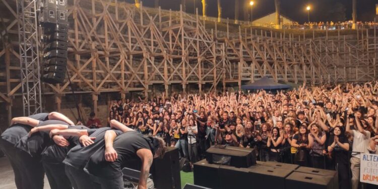 5.001 plătitori, în șanțul Cetății, la ”Cetatea de Rock a Sucevei”. Cîteva sute de oameni au asistat la concerte de pe platoul Cetății. De cel mai mare succes s-au bucurat trupele românești