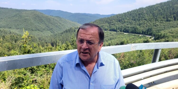 Drumul Mălini – Borca, care trece printr-o zonă extrem de pitorească, realizat în proporție de 82%. Drumul va fi gata la finele acestui an