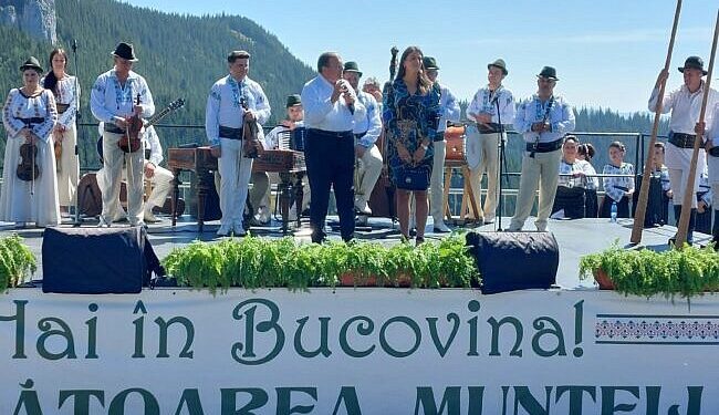 Gheorghe Flutur, alături de canotoarea Ancuța Bodnar, pe scena ”Sărbătorii Muntelui” de pe Rarău. Olimpica Bodnar:  Bucovina are cele mai frumoase sărbători, Bucovina este renumită în țară, și nu numai