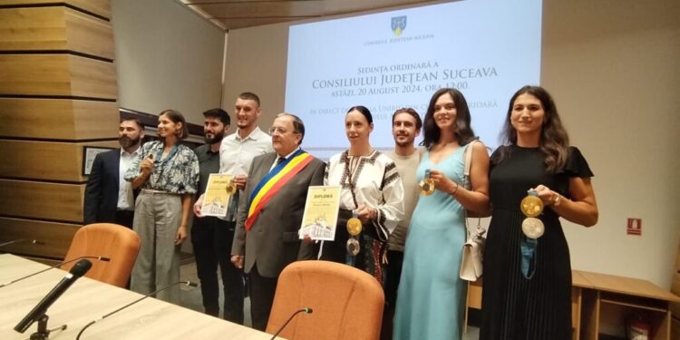 Canotorii suceveni medaliați la Jocurile Olimpice de la Paris au fost premiați de Gheorghe Flutur. S-au oferit titluri de cetățen de onoare al județului și cîte 20.000 de lei pentru medaliile de aur și cîte 10.000 de lei pentru cele de argint (Foto)