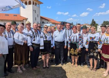 Criticat de opozanții săi pentru că organizează prea multe festivaluri, Gheorghe Flutur s-a îmbrăcat în ie și a mers la Todirești, la ”Jocul pe toloacă”: Am ținut la aceste obiceiuri și la început nu credeați. Acum vedeți că Bucovina este mereu în straie de sărbătoare și toți vin să se filmeze aici?