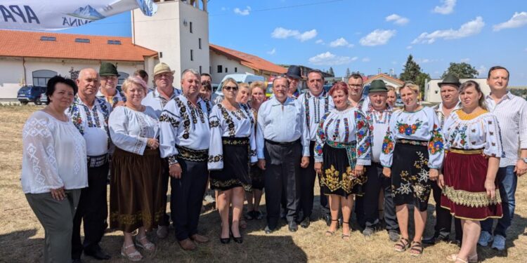 Criticat de opozanții săi pentru că organizează prea multe festivaluri, Gheorghe Flutur s-a îmbrăcat în ie și a mers la Todirești, la ”Jocul pe toloacă”: Am ținut la aceste obiceiuri și la început nu credeați. Acum vedeți că Bucovina este mereu în straie de sărbătoare și toți vin să se filmeze aici?