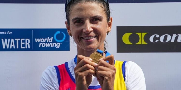 Suceveanca Ionela Cozmiuc, medalie de aur la Campionatele Mondiale de Canotaj din Canada. ANS: Cu un palmares impresionant care include titluri mondiale, europene și o medalie olimpică, purtătoarea de drapel a României la Paris 2024 încheie o carieră strălucitoare cu încă o performanță remarcabilă