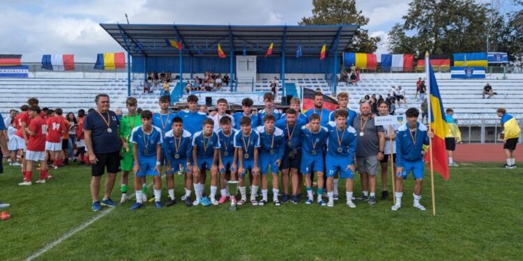 Echipa de fotbal juniori a Sucevei s-a clasat pe locul II la Cupa ”Patru regiuni pentru Europa”, găzduită de Rădăuți. Burlacu și Țugui, ambii de la LPS Suceava, au fost golgheterul turneului, respectiv portarul turneului (Foto)