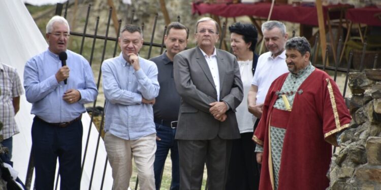 Festivalul Medieval, principalul eveniment în strategia de turism a Sucevei. Primarul Ion Lungu, despre organizatorul evenimentului, directorul Muzeului Național al Bucovinei: Emil, tu ai foarte multe idei, dar noi nu mai avem bani