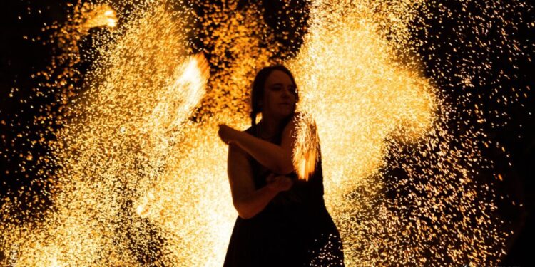 Directorul Muzeului Național al Bucovinei, Emil Ursu: Aseară încă apăreau fotografii de la Festivalul Medieval, ceea ce denotă faptul că evenimentul a plăcut foarte mult, că evenimentul a fost de bună calitate, pentru că altfel, se înțelege, nu promova nimeni