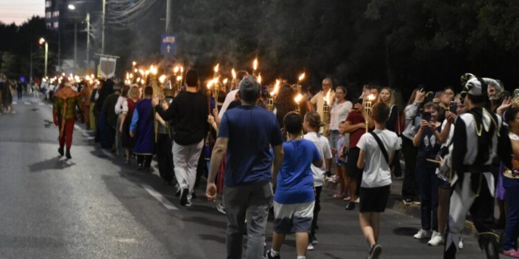 Mii de suceveni au asistat la parada cu făclii a domnițelor și cavalerilor veniți la Festivalul de Artă Medievală ”Ștefan cel Mare” (Foto)