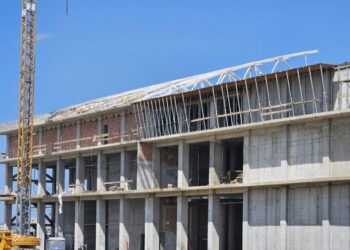 Pînă la finele anului sala polivalentă a Sucevei va fi gata ”la roșu”. Acum se montează grinzile