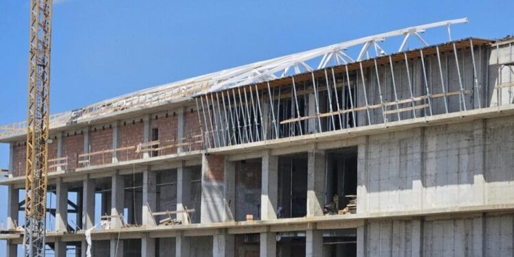 Pînă la finele anului sala polivalentă a Sucevei va fi gata ”la roșu”. Acum se montează grinzile