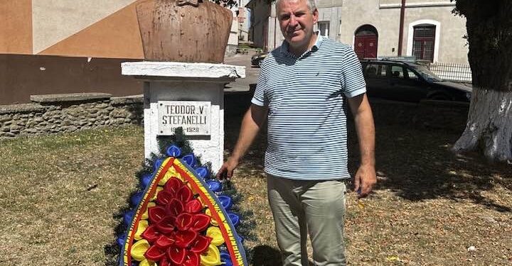 Coroană de flori depusă de primarul Popoiu la bustul lui Teodor V. Ștefanelli, de la nașterea căruia s-au împlinit 175 de ani