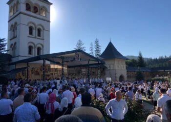 Mii de credincioși, majoritatea îmbrăcați în costume populare, la Mănăstirea Putna, de Sfînta Maria (Foto)