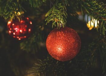 Tendințe în decorarea de brazi artificiali pentru Crăciunul viitor
