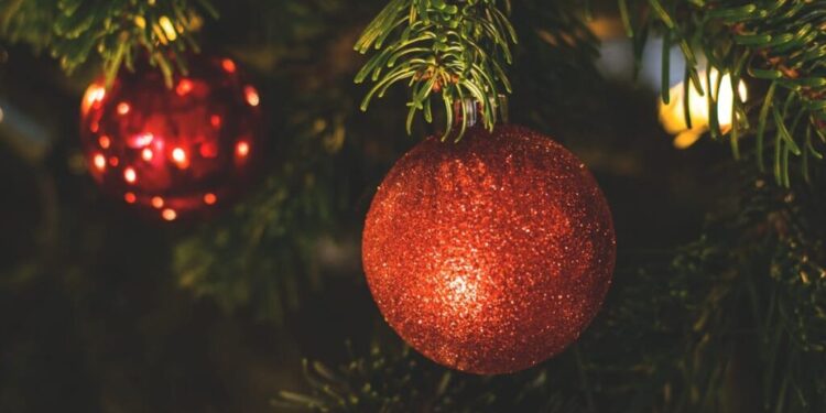 Tendințe în decorarea de brazi artificiali pentru Crăciunul viitor