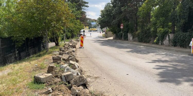 Pe Serpentine se toarnă covor asfaltic, se fac trotuare și se înlocuiesc capace de canalizare și guri de scurgere