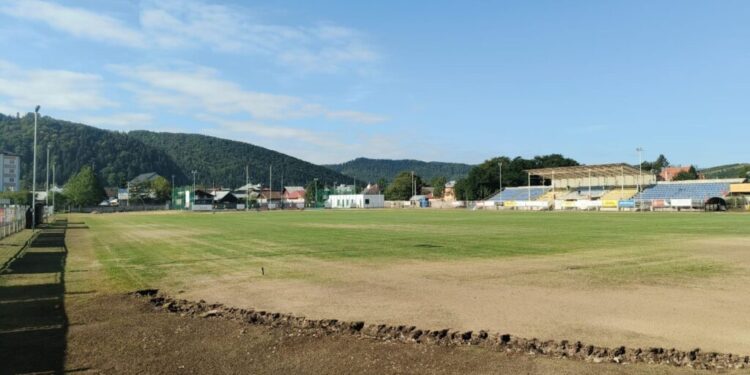 Gazon reîmprospătat pe stadionul Tineretului din Gura Humorului. Terenul va fi folosit de echipele locale de fotbal și de rugby