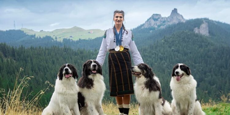 Campioana olimpică la canotaj Ancuța Bodnar, ședință foto cu medaliile la gît și alături de patru cîini ciobănești, avînd pe fundal Pietrele Doamnei