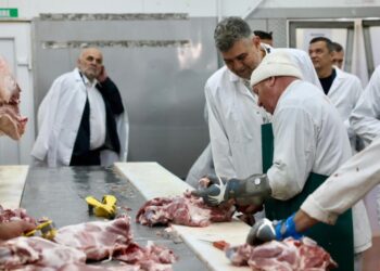 Marcel Ciolacu, la fabrica de preparate din carne ”Carpatis” Suceava: La @carpatis.ro, în Suceava, tradiția preparatelor bucovinene este dusă mai departe, din generație în generație, printr-o afacere de familie
