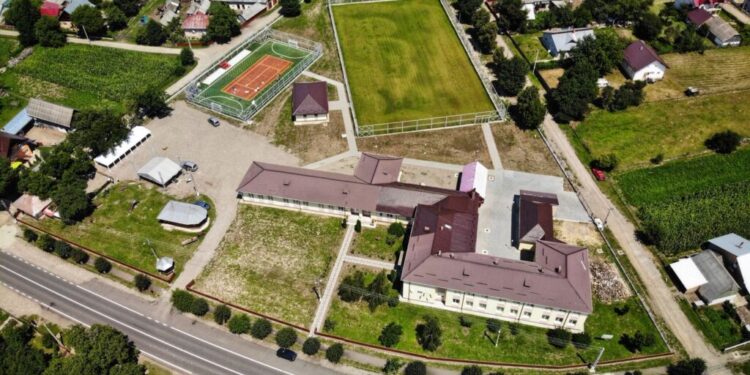 Zeci de milioane de lei, investiții în infrastructura școlară din Cornu Luncii, unde învață 720 de copii. Primarul Gheorghe Fron: Eu spun că avem niște școli de n-a văzut Parisul (Foto)