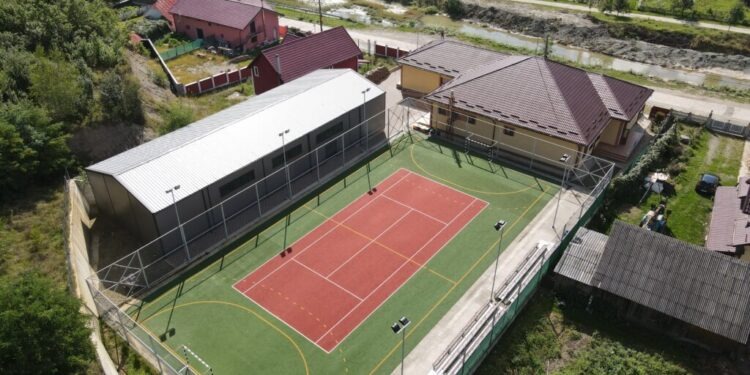 Investiții în infrastructura sportivă școlară din comuna Cornu Luncii. Acum, 16 jucători de rugby de la Humor și de la Suceava sînt din Cornu Luncii. Căpitanul echipei României Under 20, campioană europeană, este din Păiseni (Foto)