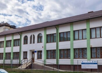 La Vatra Dornei, toți copiii învață într-un singur schimb. Pentru că sînt cereri, municipalitatea vrea să extindă spațiul creșei (Foto)