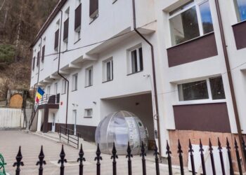 La Vatra Dornei, toți copiii învață într-un singur schimb. Pentru că sînt cereri, municipalitatea vrea să extindă spațiul creșei (Foto)