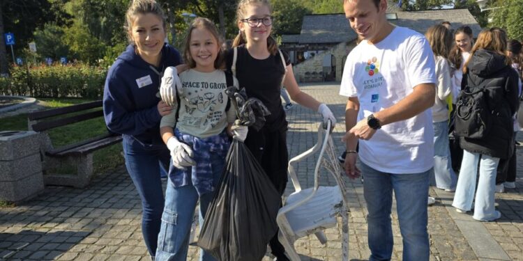 Municipiul Suceava. Din parcuri au dispărut PET-urile, însă nu și scaunele din plastic, cauciucurile și pamperșii