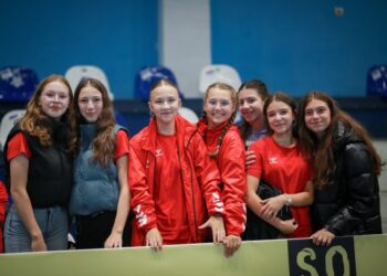 Zeci de mici handbaliști din Săveni, la toate meciurile de pe teren propriu ale CSU Suceava. Primarul orașului botoșănean: Ei vin foarte puțini la Suceava, pentru că sala fiind foarte mică îi luăm prin rotație pe cei care iubesc handbalul și vor să vadă handbal de calitate