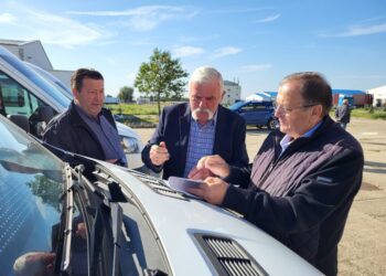 6 microbuze electrice pentru transportul elevilor, predate primarilor suceveni