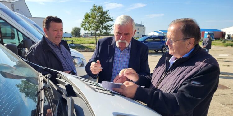 6 microbuze electrice pentru transportul elevilor, predate primarilor suceveni