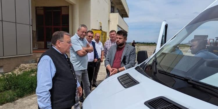 Vineri, Consiliul Județean Suceava va distribui 16 microbuze școlare. Microbuzele electrice au cîte 21 de locuri
