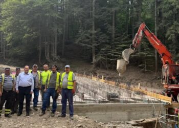 Lucrări pe ultimii 6 kilometri ai drumului Stulpicani – Cîmpulung Moldovenesc. Investiția se ridică la peste 7 milioane de euro, bani alocați din bugetul Consiliului Județean Suceava