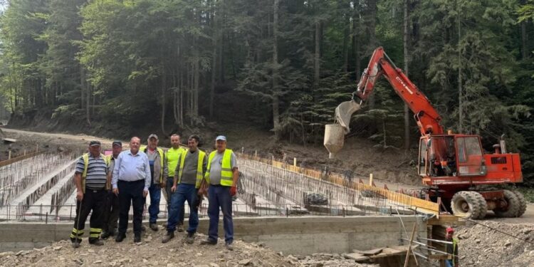 Lucrări pe ultimii 6 kilometri ai drumului Stulpicani – Cîmpulung Moldovenesc. Investiția se ridică la peste 7 milioane de euro, bani alocați din bugetul Consiliului Județean Suceava