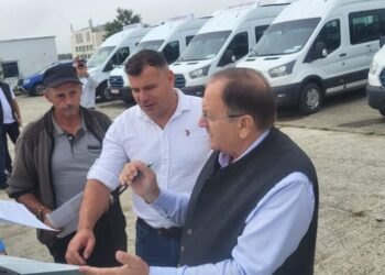 Primari din 16 localități sucevene, la Centrul Economic Bucovina, pentru a primi microbuzele electrice destinate transportului elevilor. Microbuzele sînt marca Ford