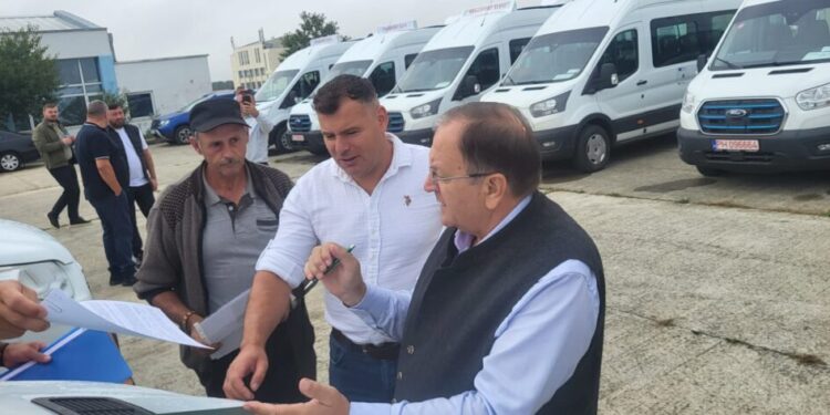 Primari din 16 localități sucevene, la Centrul Economic Bucovina, pentru a primi microbuzele electrice destinate transportului elevilor. Microbuzele sînt marca Ford