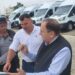 Primari din 16 localități sucevene, la Centrul Economic Bucovina, pentru a primi microbuzele electrice destinate transportului elevilor. Microbuzele sînt marca Ford