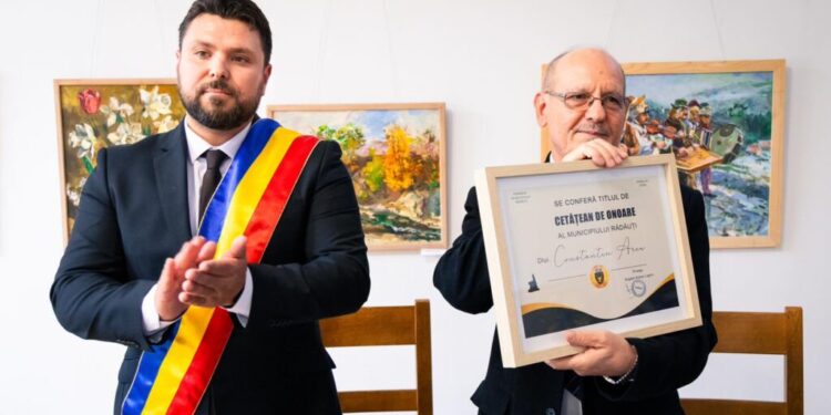 Scriitorul Constantin Arcu, cel mai nou cetățean de onoare al Rădăuților. Primarul Bogdan Loghin: Este o onoare pentru mine să completez galeria oamenilor de seamă ai municipiului Rădăuți conferindu-vă, astăzi, acest titlu