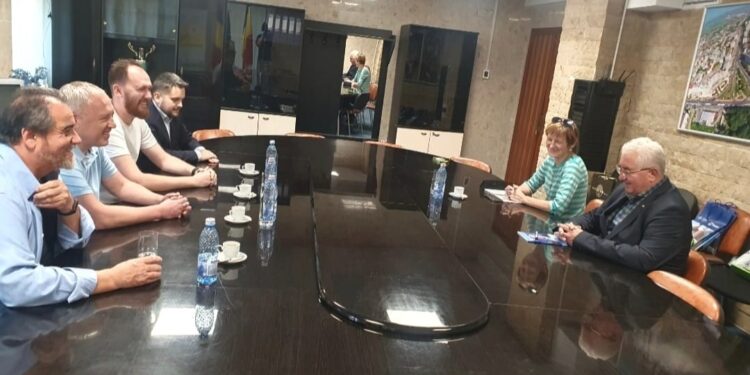 Primarul Cernăuților, la Suceava, pentru a mulțumi pentru buna colaborare din ultimii 20 de ani