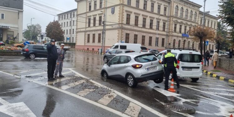 Roata unei mașini, ”înghițită” de asfaltul din apropierea sensului giratoriu din centrul Sucevei, sensul de la Colegiul Național ”Ștefan cel Mare”
