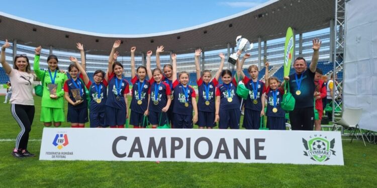 Echipa de fotbal fete U10 de la Școala ”Miron Costin” Suceava, campioană națională, invitată la partida România-Lituania din Liga Națiunilor