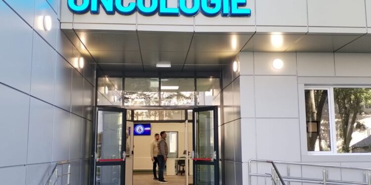 Gheorghe Flutur, mulțumiri adresate lui Vasile Rîmbu, fostul manager al Spitalului Județean Suceava, pentru că a contribuit la realizarea noii secții de Oncologie. Pentru pacienții oncologi sînt acum 86 de paturi (Foto)