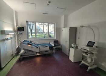 Gheorghe Flutur, mulțumiri adresate lui Vasile Rîmbu, fostul manager al Spitalului Județean Suceava, pentru că a contribuit la realizarea noii secții de Oncologie. Pentru pacienții oncologi sînt acum 86 de paturi (Foto)